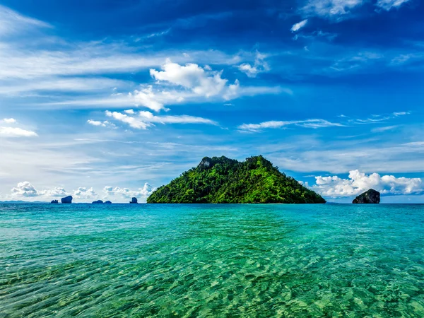 Trópusi sziget a tengeren — Stock Fotó