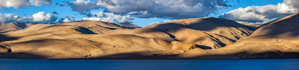 Jezero Tso Moriri v Himalájích. Ladak, Indie — Stock fotografie