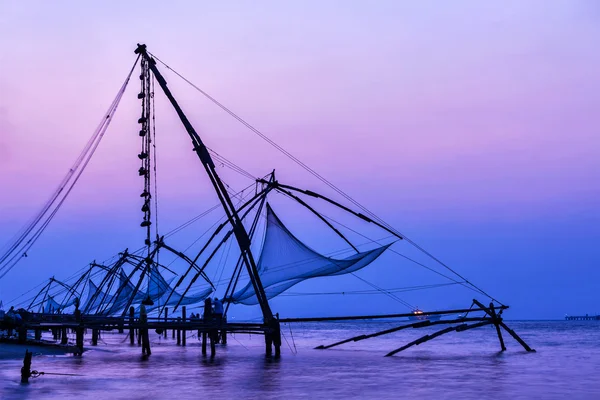 Chinesische Fischernetze bei Sonnenuntergang. kochi, kerala, indien — Stockfoto