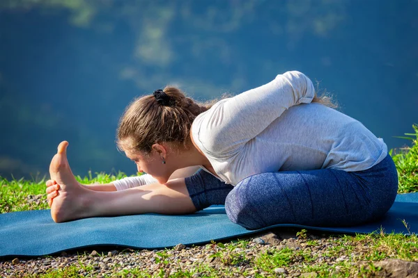 Vrouw doet yoga asana buiten — Stockfoto