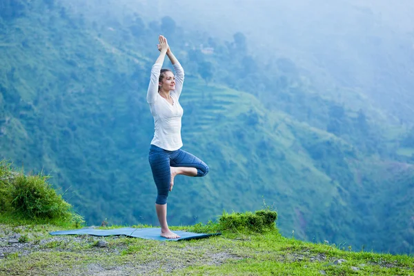Mujer en yoga asana Vrikshasana árbol pose al aire libre —  Fotos de Stock