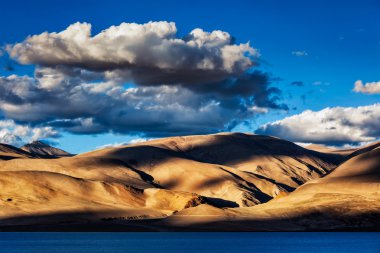 Himalayalar ve göl Tso Moriri günbatımı üzerinde. Ladakh