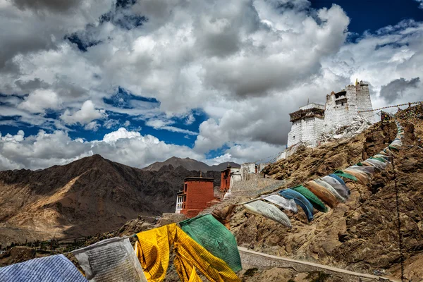 Leh gompa and lungta prayer flags, Ladakh — Stock Photo, Image