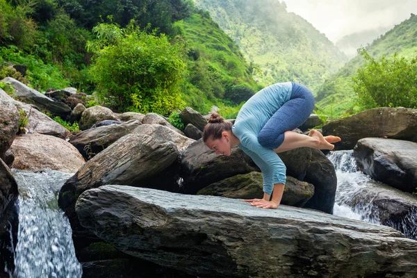 Frau macht Bakasana Asana im Freien — Stockfoto