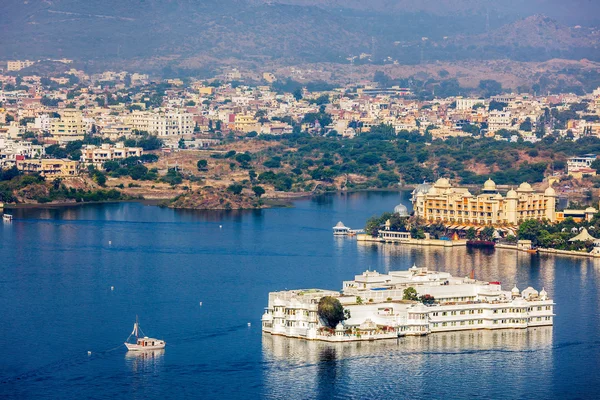 Aerial view of Lake Pichola with Palace Jag Niwas — Stock Photo, Image