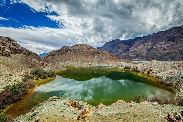 Lago sagrado Lohan Tso en el Himalaya — Foto de Stock