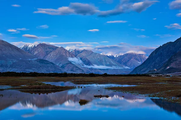 Vale de Nubra no crepúsculo. Ladah, Índia — Fotografia de Stock