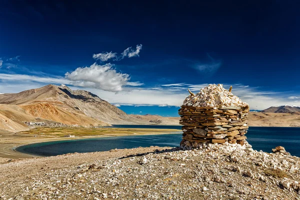 Cairn de pedra no lago do Himalaia Tso Moriri, — Fotografia de Stock
