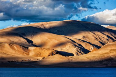 Himalayalar ve göl Tso Moriri günbatımı üzerinde. Ladakh