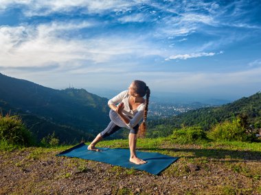 Kadın uygulamaları yoga asana Utthita Parsvakonasana