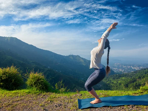 Mujer haciendo yoga asana Utkatasana al aire libre — Foto de Stock