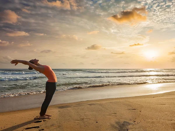 Donna che fa yoga Sun salutation Surya Namaskar — Foto Stock