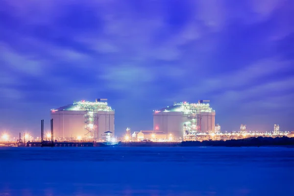 Vloeibaar aardgas Lng tanks in de haven — Stockfoto