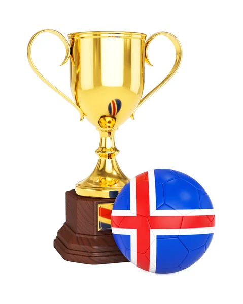 Zlatá trofej poháru a fotbal fotbalový míč s Islandská vlajka — Stock fotografie