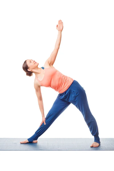 Sportif uygun kadın uygulamaları yoga asana utthita trikonasana — Stok fotoğraf