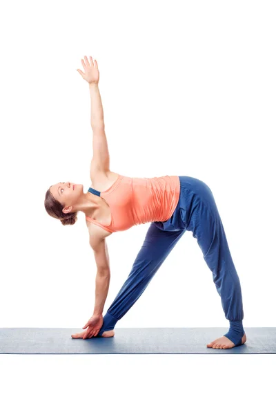 Sportieve fit vrouw praktijken yoga asana utthita trikonasana — Stockfoto