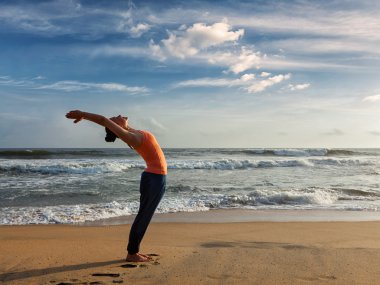 Kadının Yoga Sun salutation Surya Namaskar yapması