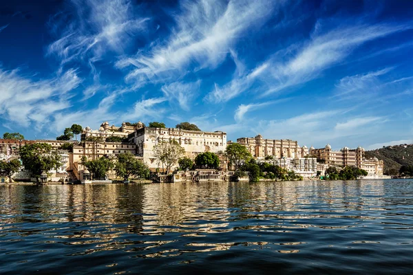 City Palace view from the lake. Udaipur, Rajasthan, India — Stock Photo, Image