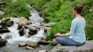 Kadın tropik şelale meditasyon