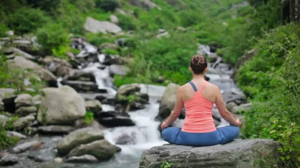 Nő meditál trópusi vízesés — Stock videók