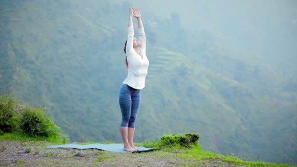 Mujer haciendo yoga Saludo al sol Surya Namaskar — Vídeos de Stock