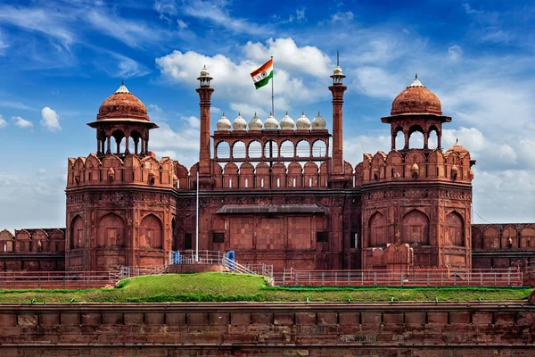 Röda Fort Lal Qila med indisk flagga. Delhi, Indien — Stockfoto
