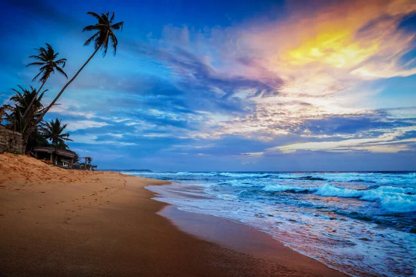 Coucher de soleil sur la plage tropicale — Photo