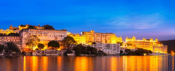 Udaipur City Palace in the evening panoramic view. Udaipur, Indi — Stock Photo, Image