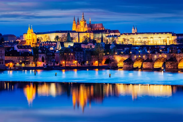 Pohled na Karlův most a Pražský hrad v soumraku — Stock fotografie