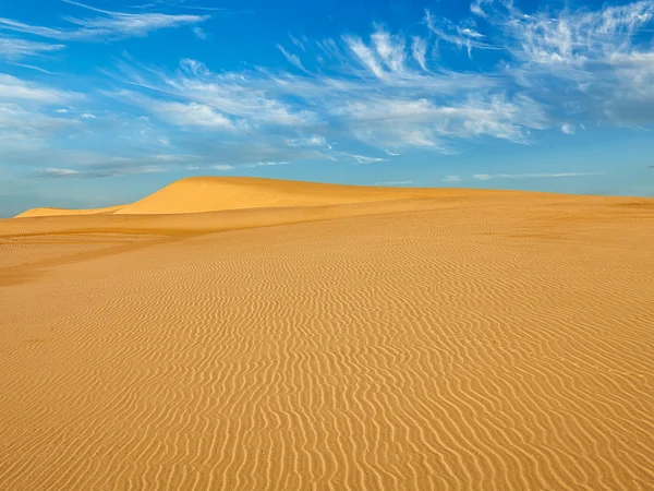 Woestijn zandduinen op zonsopgang — Stockfoto