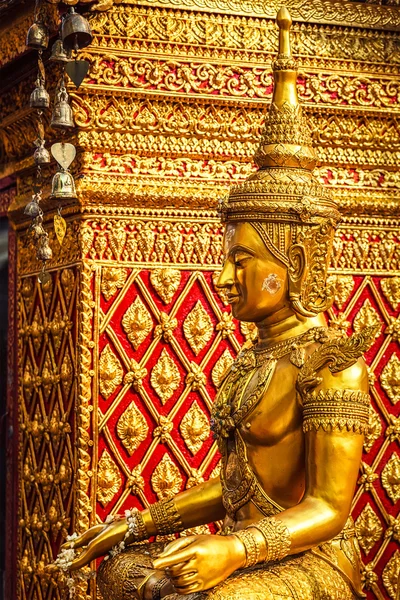 Statua di Buddha seduta in oro in Thailandia — Foto Stock