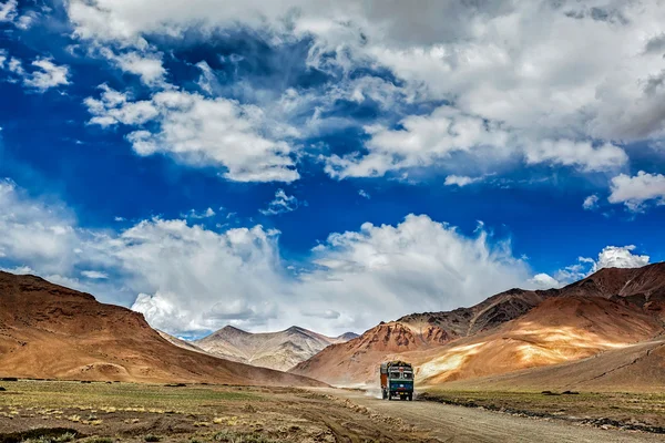 Indian lorry on Trans-Himalayan Manali-Leh highway in Himalayas. — Stock Photo, Image