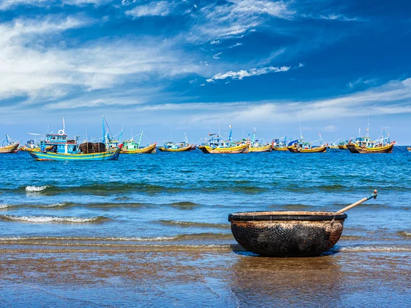 Rybářský člun na pláži. Mui Ne, Vietnam — Stock fotografie