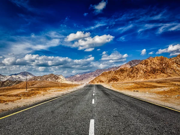 Carretera en Himalaya con montañas — Foto de Stock