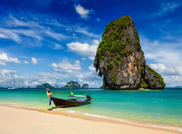 Barca a coda lunga sulla spiaggia, Thailandia — Foto Stock