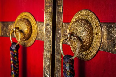 Kapı kolları Tibetli Budist manastır dekore edilmiş