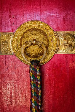 Kapı kolları Tibetli Budist manastır dekore edilmiş