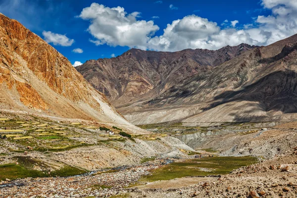 Kardung pueblo en Himalaya — Foto de Stock