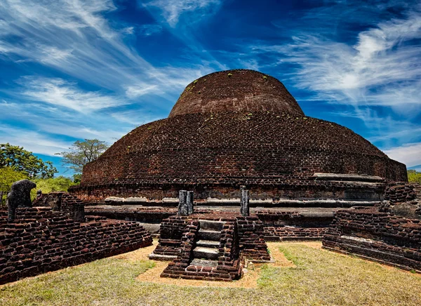 古代仏教ダゴバ温湿布 Pabula 僧房。スリランカ — ストック写真