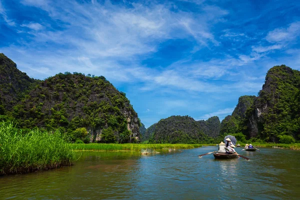 Tourists on boats in Vietnam — Stock Photo, Image