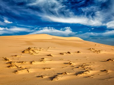 Çöl kumulları gündoğumu üzerinde