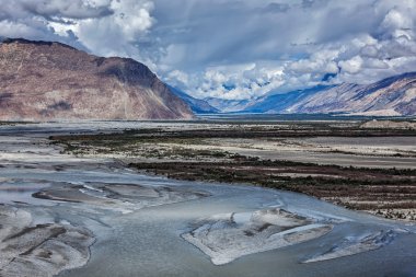 Nubra Vadisi ve Ladakh Himalayaların Nehri