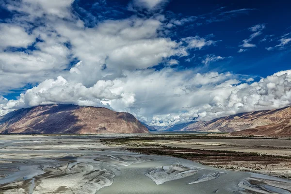 Valle e fiume Nubra in Himalaya, Ladakh — Foto Stock