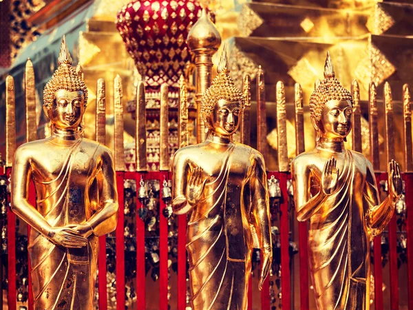 Χρυσά αγάλματα του Βούδα στο Wat Phra ότι Doi Suthep — Φωτογραφία Αρχείου