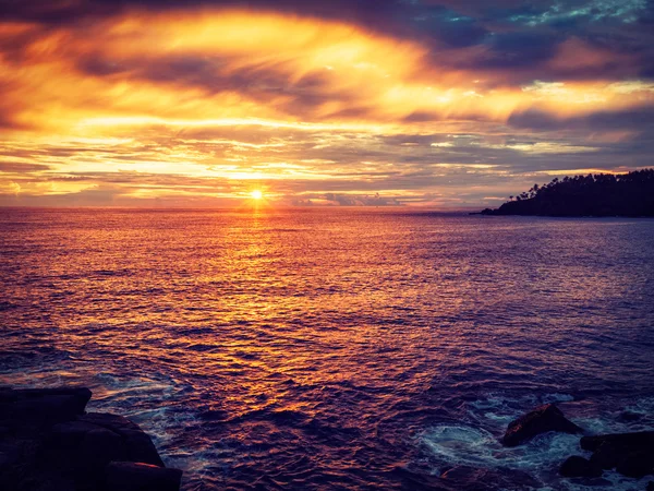 Pôr-do-sol oceano com céu dramático — Fotografia de Stock