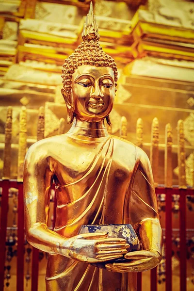 Statue de Bouddha d'or dans Wat Phra que Doi Suthep — Photo