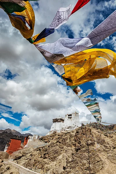 Leh gompa and lungta prayer flags. Leh, Ladakh, India — ストック写真