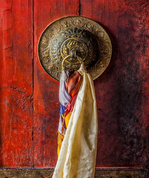 Porta maçaneta do portão do mosteiro budista tibetano Thiksey gompa — Fotografia de Stock