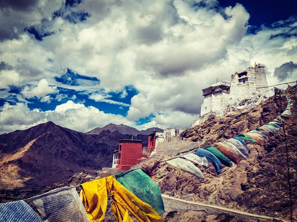 Leh gompa and lungta prayer flags. Leh, Ladakh, India — Stockfoto