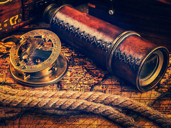 Старый винтажный компас на древней карте